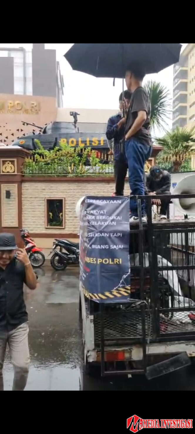 
					Kembali geruduk Mabes Polri , Pemuda Maluku Raya Desak Tersangkakan Bupati Malut