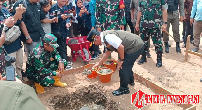 
					Gubernur Mahyeldi meletakkan Batu Pertama Pembangunan Huntara di Padang Pariaman.