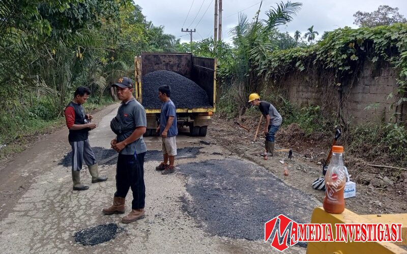 PT AWB Perbaiki Jalan Rusak di Simpang Sitiung V, Wujud Nyata Kepedulian Lewat Program CSR