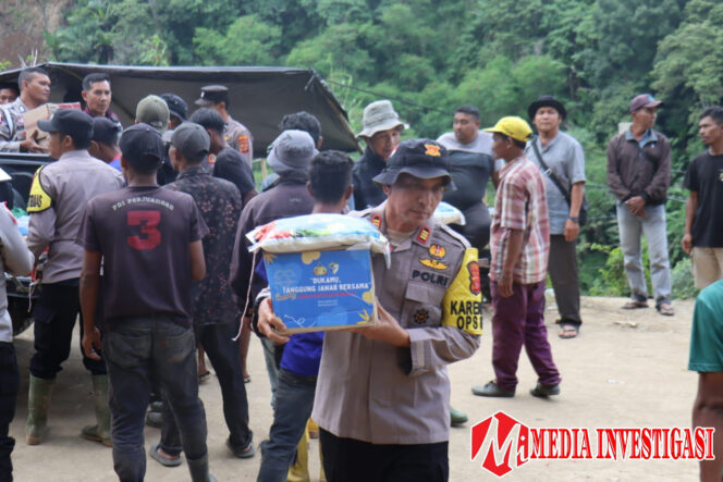 
					Kapolres Aceh Tengah Salurkan Bantuan Kemanusiaan kepada Warga Kecamatan Celala yang Terisolir Akibat Bencana Alam