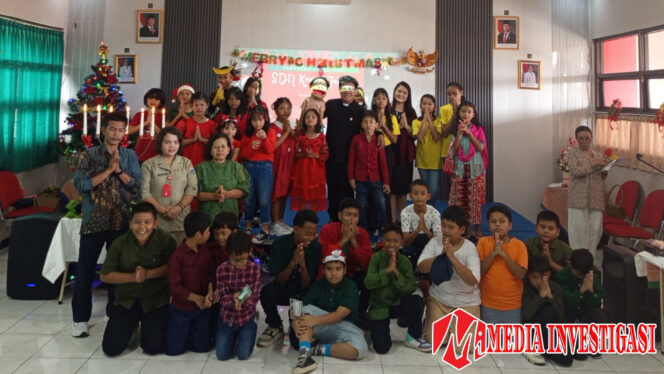 
					Foto Pendeta, Guru, Kepala TU, Orangtua siswa dan siswa siswi. (Dok istimewa)