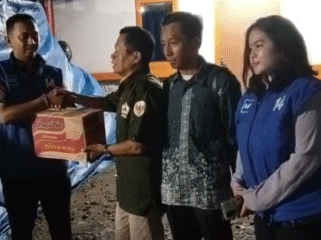 Penyerahan bantuan secara simbolis oleh Robi, Ketua DPAC Karawaci Partai Demokrat. (Dok. Istimewa)