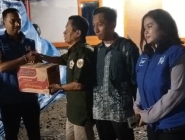 Penyerahan bantuan secara simbolis oleh Robi, Ketua DPAC Karawaci Partai Demokrat. (Dok. Istimewa)