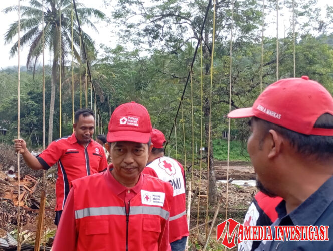 
					Ketua PMI Pasaman Barat, H Risnawanto SE, saat meninjau dampak bencana disela-sela kegiatan uji coba SOP Peringatan dini di Kampung Pasangiang Nagari Talu Kecamatan Talamau, Selasa 16 Desember 2025. (Foto: Mediainvestigasi.net)