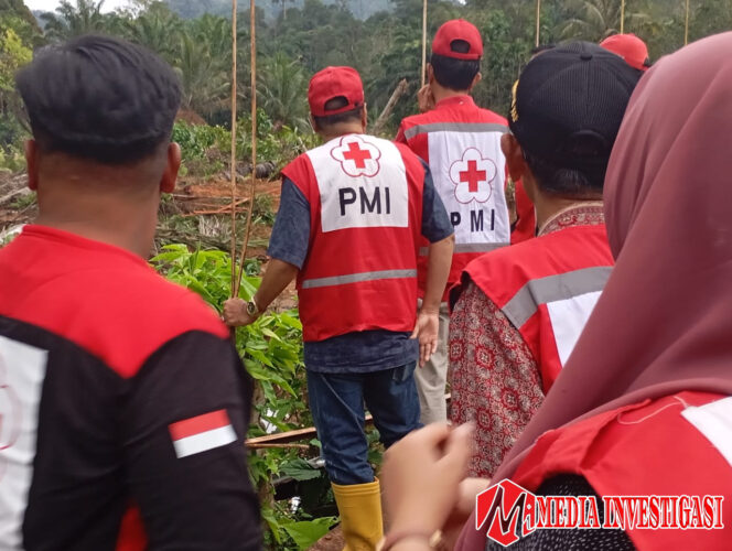 
					Ketua PMI Pasaman Barat, H Risnawanto SE, saat meninjau dampak bencana disela-sela kegiatan uji coba SOP Peringatan dini di Kampung Pasangiang Nagari Talu Kecamatan Talamau, Selasa 16 Desember 2025. (Foto: Mediainvestigasi.net)