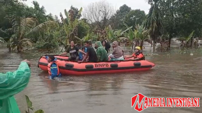 
					BPBD Kota Evakuasi 8 Warga di Dadok Tunggul Hitam Menggunakan Perahu Karet