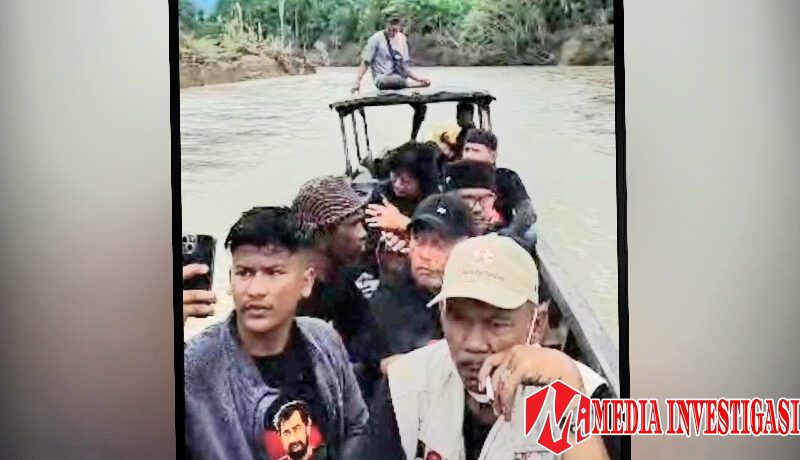 Akses Jalan Terputus Total, Stafsus Gubernur Aceh Tempuh dengan Perahu dan Berjalan Kaki Demi Pastikan Bantuan Tiba di Pedalaman Aceh Timur