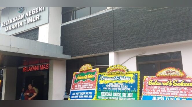 
					Rangkaian bunga ucapan untuk Kejari Jakarta Timur. (Dok. Pokja PWI Kejaksaan & Pengadilan Jaktim/ Shendy Marwan)