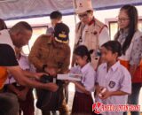 Bupati Tapteng Beri Bantuan Peralatan Sekolah di Sekolah Darurat di Posko Pengungsian Kebun Pisang