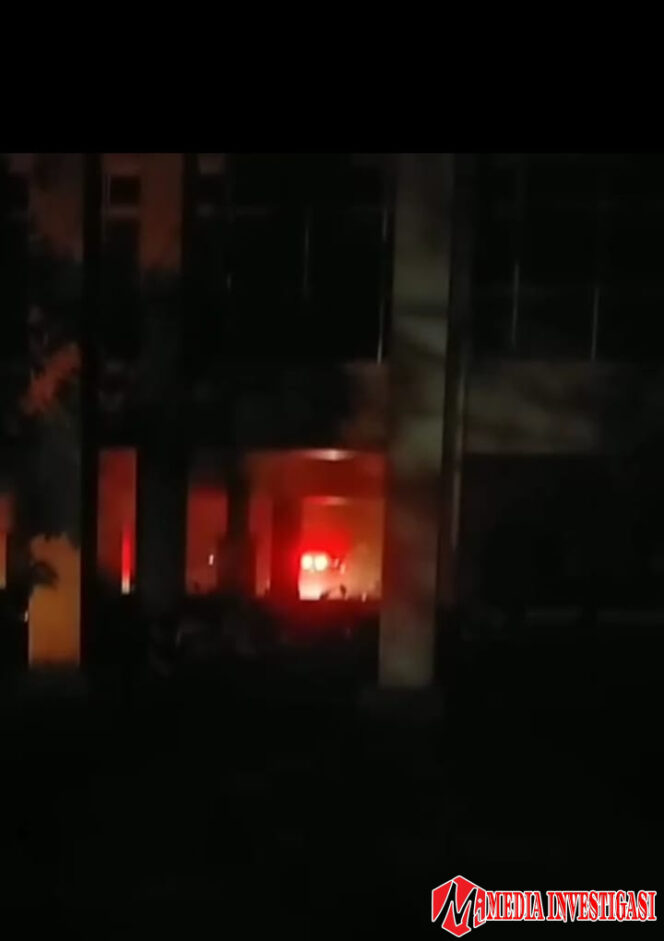 
					Breaking News! Asap Tebal Membubung, Kantor Bupati Indragiri Hilir di Lalap Api