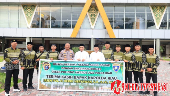 
					Keberangkatan 10 personel Bhabinkamtibmas terbaik di wilayah Polda Riau untuk menunaikan ibadah umroh. (Dok. Istimewa)