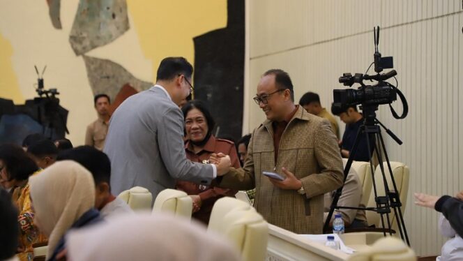 
					Prof. Zudan (kanan) usai mbahas kebijakan kemudahan layanan dan fleksibilitas administrasi bagi ASN terdampak bencana. (Dok. Istimewa)