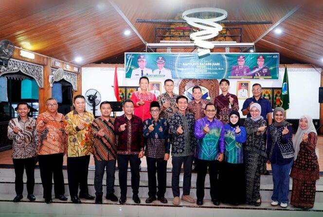 
					Kenal Pamit Kepala Kepolisian Resort Batang Hari ‎Ketua DPRD Ikut Hadir