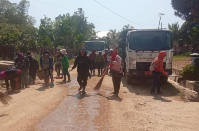 
					Dinas Lingkungan Hidup Kolaborasi dengan Damkar Tapteng, BPBD Dan Dinas PUPR Tapteng Lakukan Penyiraman Jalan Berdebu