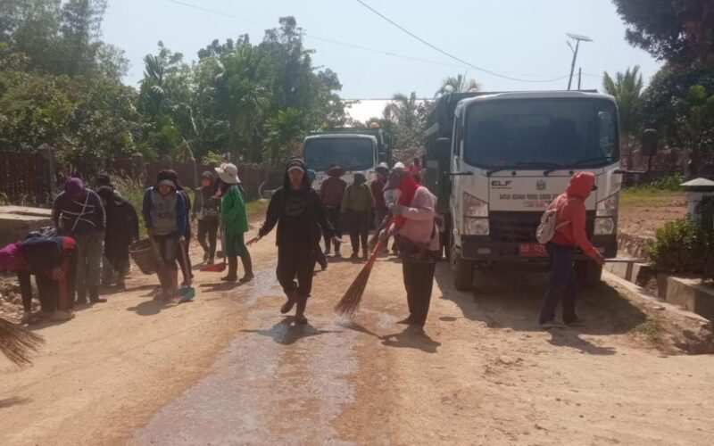 Dinas Lingkungan Hidup Kolaborasi dengan Damkar Tapteng, BPBD Dan Dinas PUPR Tapteng Lakukan Penyiraman Jalan Berdebu