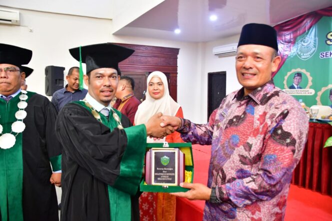 
					Wabup Tapteng Ajak Wisudawan STIE Al Washliyah untuk Berkontribusi Nyata