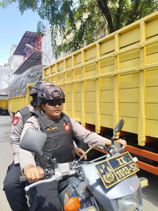 
					Polwan Polres Sibolga Gelar Patroli SRIKANDI Putri Runduk, Jamin Keamanan Saat Sholat Jumat