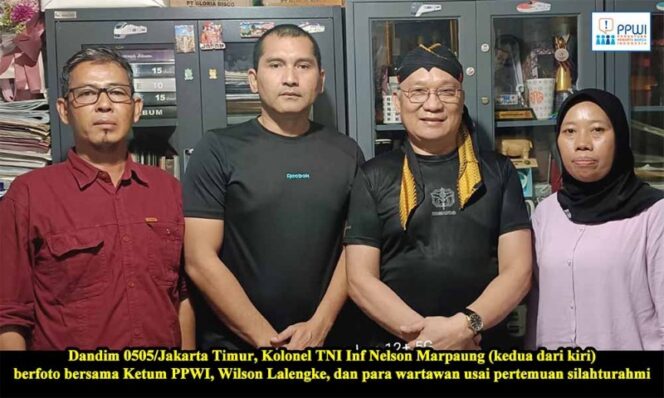 
					Dandim 0505/Jakarta Timur, Kolonel TNI Inf Nelson Marpaung (kedua dari kiri) berfoto bersama Ketum PPWI, Wilson Lalengke, dan para wartawan usai pertemuan silahturahmi. (Dok. PPWI)