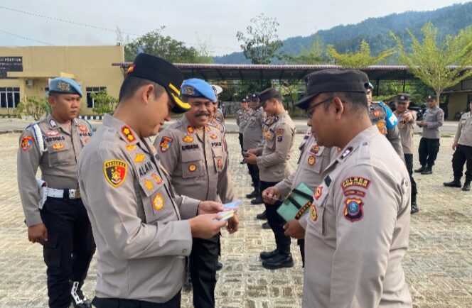 
					Antisipasi Judi Online, Kapolres Tapteng Sidak Mendadak Ponsel Anggota.