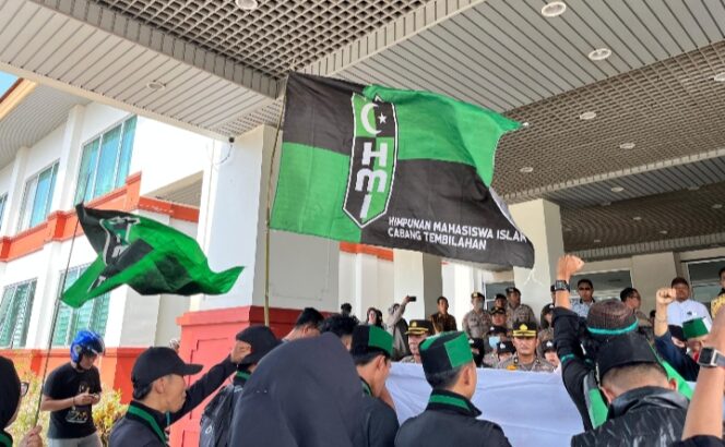 
					Aksi Demontrasi Himpunan Mahasiswa Islam (HMI) Cabang Tembilahan : Kritik Tajam atas Keterlambatan pengesahan APBD. Pemkab Dinilai Tidak Hebat