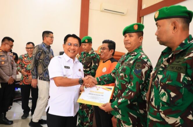 
					Apresiasi Pejuang Kemanusiaan, Bupati JKA Beri Penghargaan Relawan Tahap II