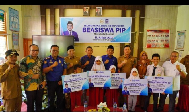 
					Arisal Aziz dan Wabup Rahmat Hidayat Serahkan Beasiswa PIP Jalur Aspirasi kepada Pelajar SD dan SMP Kabupaten Padang Pariaman