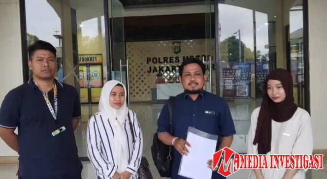 
					Tim API (kemeja biru) ketika mendampingi klien di Polres Metro Jakarta Timur. (Dok. Istimewa)