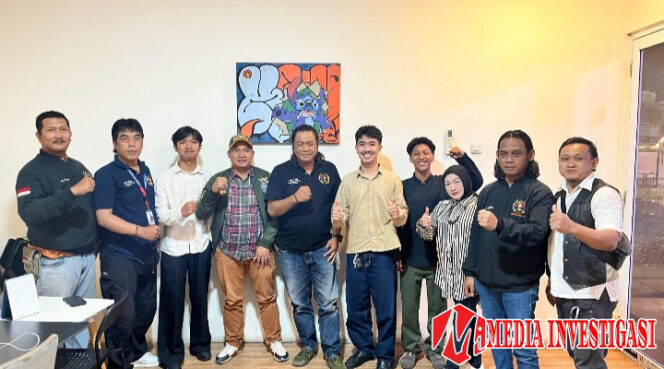 
					Manajemen Clay Coffee Space bersama jajaran foto bersama wartawan usai santap menu fantastis. (Dok. Istimewa)