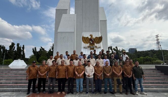 
					AMKI usai menggelar ziarah di Taman Makam Pahlawan, dalam rangka Hari Pers Nasional. (Dok. AMKI)