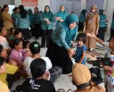 TP PKK Tapteng Berikan Bahan Pangan untuk Pengungsi Huntara Pinangsori