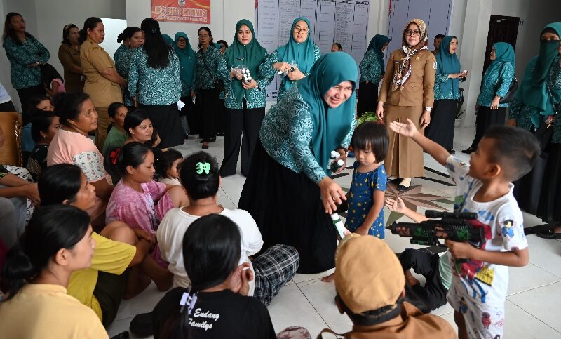 TP PKK Tapteng Berikan Bahan Pangan untuk Pengungsi Huntara Pinangsori