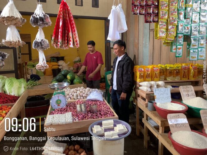 
					Sat Reskrim Polres Bangkep Turun Lapangan Pantau Harga Sembako di Pasar Salakan Untuk Memastokan Harga Sesuai HET