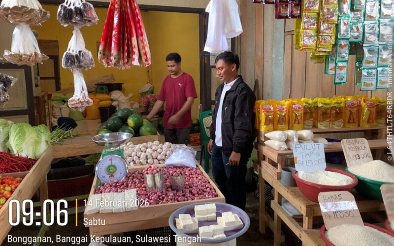 Sat Reskrim Polres Bangkep Turun Lapangan Pantau Harga Sembako di Pasar Salakan Untuk Memastokan Harga Sesuai HET