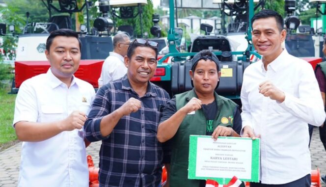 
					Ketua DPRD Kabupaten Batang Hari Menghadiri Penyerahan Alat Pertanian
