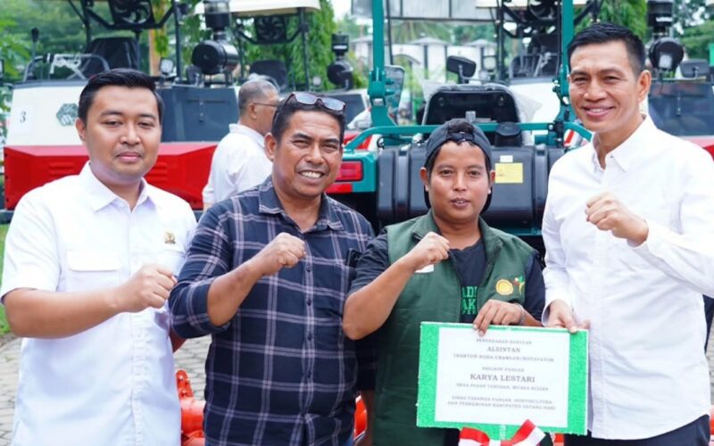 Ketua DPRD Kabupaten Batang Hari Menghadiri Penyerahan Alat Pertanian