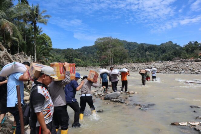 
					Kapolres Tapanuli Tengah Pimpin Penyaluran Bantuan Sosial bagi Warga Terdampak Bencana di Sibio-bio