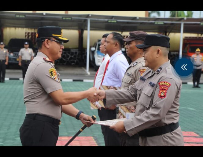 
					KAPOLRES AKBP ADIK LISTIYONO,S.I.K.,M.H, PIMPIN LANGSUNG APEL PEMBERIAN PENGHARGAAN PERSONEL POLRES OKU TIMUR