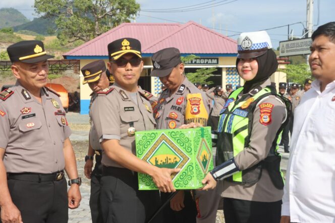 
					Momentum Ramadan, Kapolres Soppeng Beri Hadiah Umroh dan THR bagi Personel saat Apel Komando