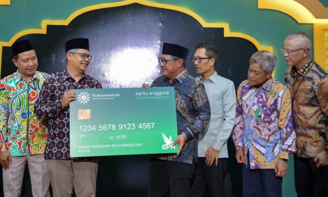 
					Foto bersama usai penandatanganan Nota Kesepahaman (MoU) antara manajemen BSN dan Pimpinan Pusat (PP) Muhammadiyah. (Dok. Istimewa)