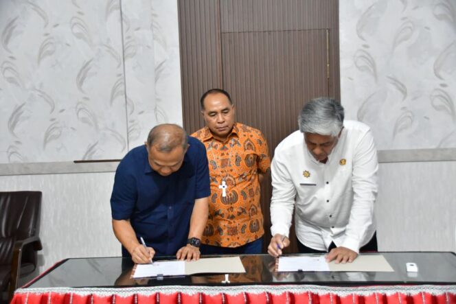 
					Pemkab Tapteng dan Caritas Indonesia Tanda Tangani Kesepakatan Bersama Program Peningkatan Kulitas dan Pembangunan Perumahan Kawasan Pemukiman