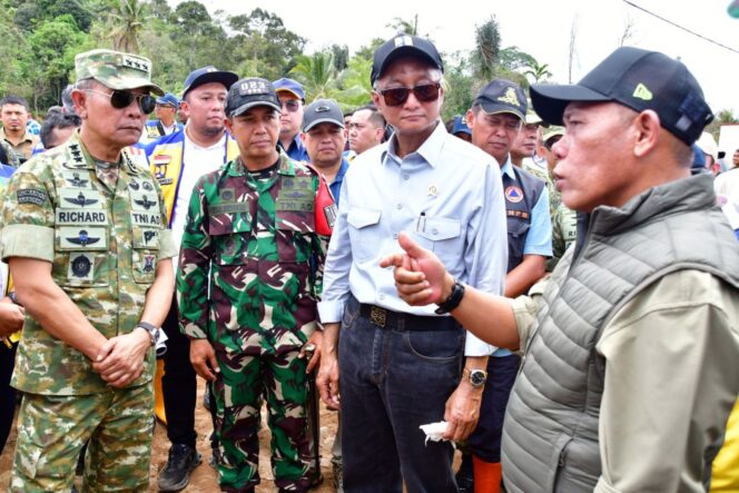 
					Percepatan Rehabilitasi dan Rekontruksi Menteri PU dan Kasum TNI Tinjau Sejumlah Perbaikan Infrastruktur di Tapteng