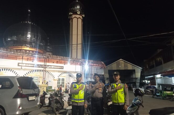 
					Ratusan Jamaah Hadiri Tarawih, Polres Sibolga Intensifkan Pamka dan Monitoring