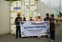 Bea Cukai Sorong ketika mendampingi ekspor perdana perikanan di Papua. (Dok. Bea Cukai)