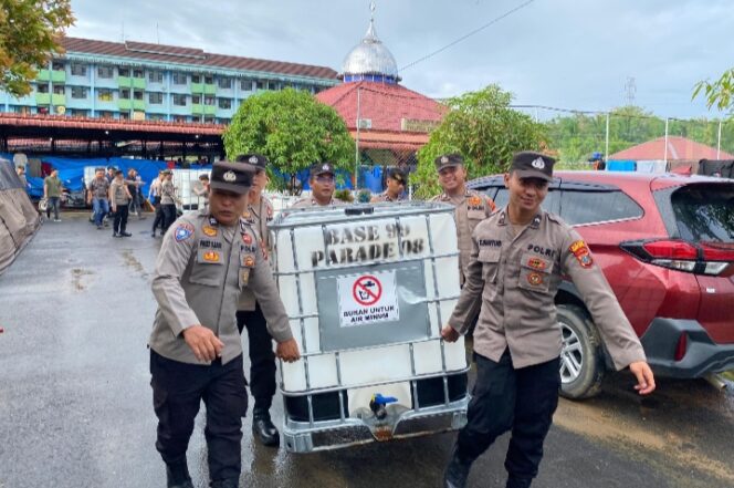 
					Bantuan 15 Unit Tangki Air, Wujudkan Kepedulian Pasca Bencana Alumni Akpol 99 Melalui Polres Tapanuli Tengah