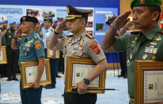 
					Dandim 0621/ Bogor Terima Brevet Kehormatan Setia Waspada Dari Komandan Paspampres