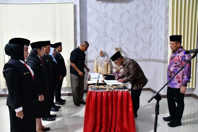 
					Lantik 5 Pejabat Tinggi Pratama, Bupati Tapteng : Jadilah Motor Penggerak Pembangunan