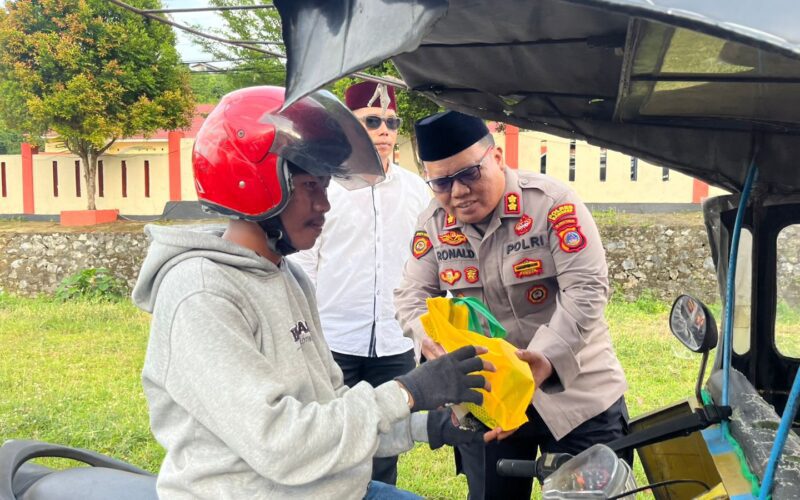 Menjelang Ramadan 1447.H, Kapolres Banggai Kepulauan Pimpin Aksi Sosial Bagi Takjil di Jalan Bhayangkara Kota Salakan Bangkep
