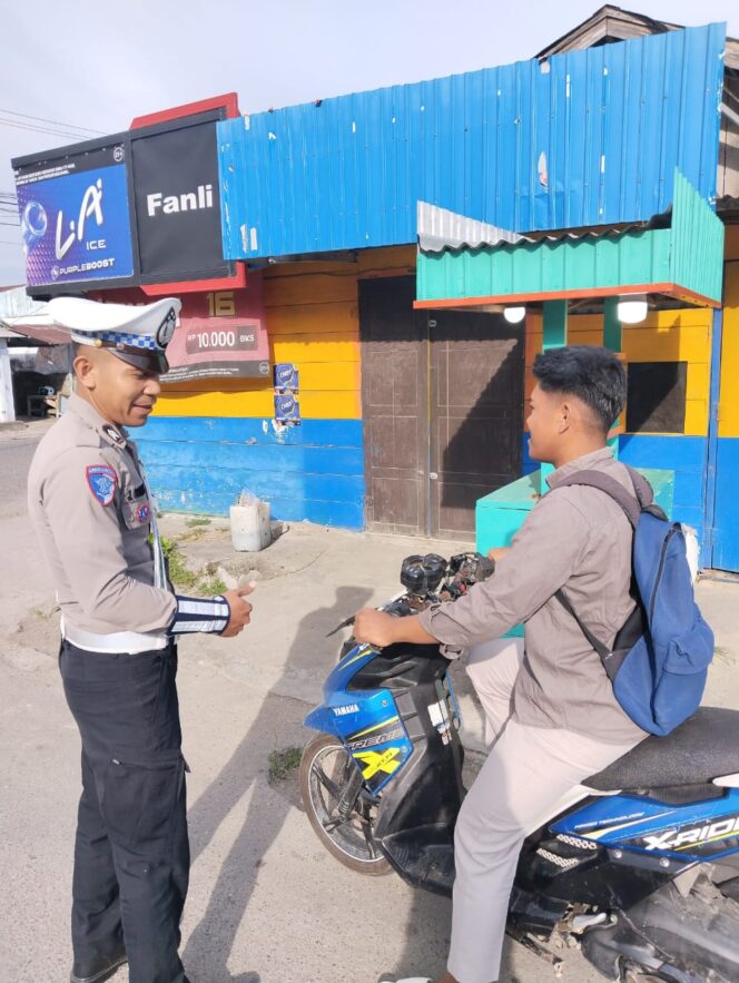 
					Personel Satlantas Polres Bangkep Tekan Angka Kecelakaan Intensifkan Pengaturan Lalu Lintas Pagi Hari Di Kota Salakan