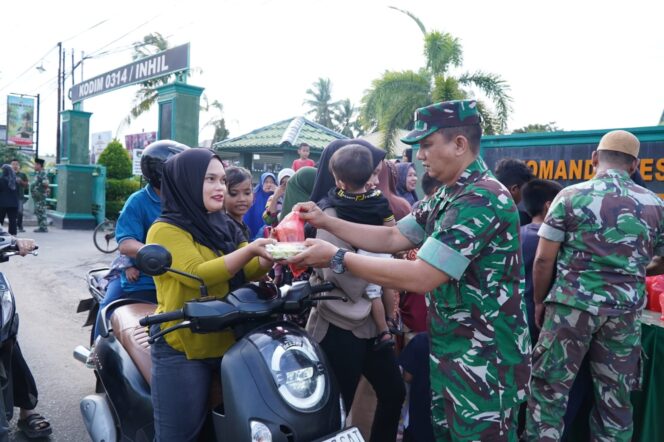 
					Wujud Kepedulian TNI, Kodim 0314/Inhil Kembali Berbagi Takjil Kepada Masyarakat