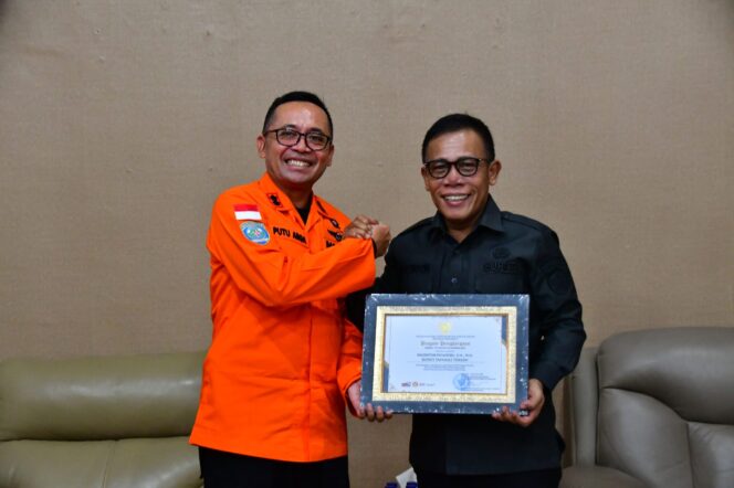 
					Bupati Tapanuli Tengah Terima Piagam Perhargaan dari Badan Nasional Penanggulangan Bencana RI